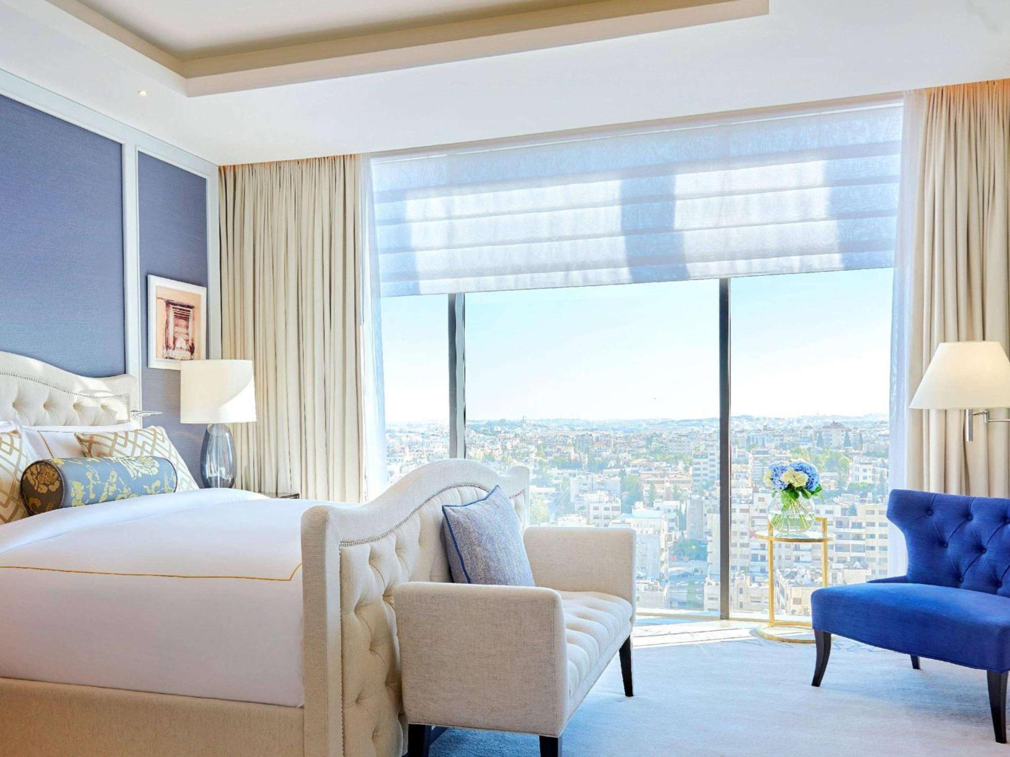 Отель Fairmont Амман Экстерьер фото A bedroom at the Four Seasons Hotel